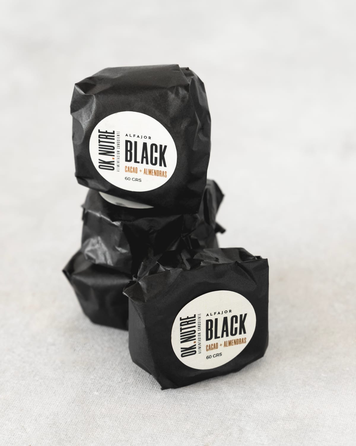 Alfajor Black OK Nutre, cacao y almendras, 60 g
